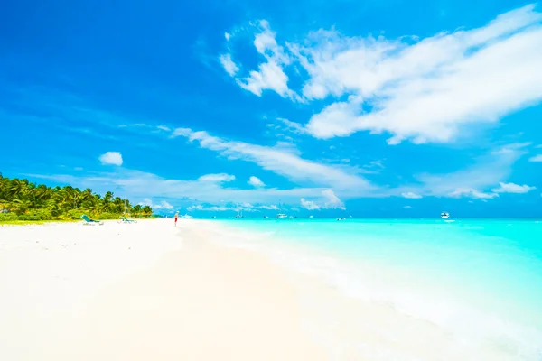 Tropical beach and sea in maldives island — Stock Photo, Image