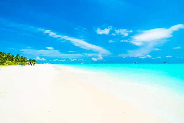 Tropical beach and sea in maldives island — Stock Photo, Image