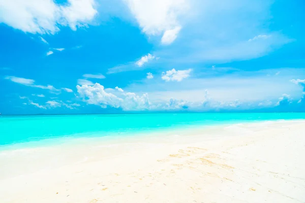 Playa tropical y mar en la isla de las Maldivas —  Fotos de Stock