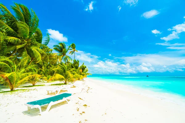Tropisch strand en zee in Maldiven island — Stockfoto