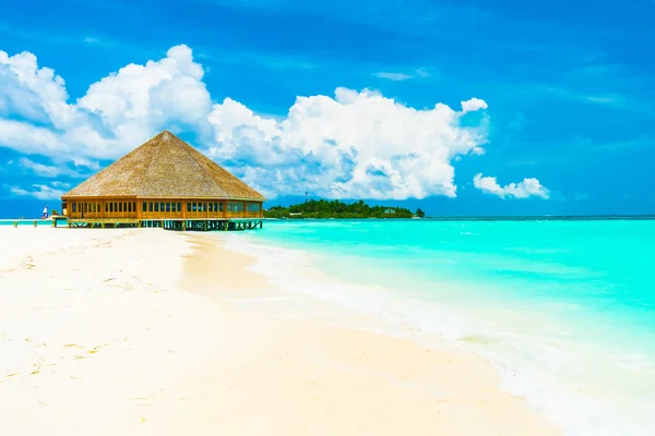 Trópusi strand és a tenger, a sziget Maldív-szigetek — Stock Fotó
