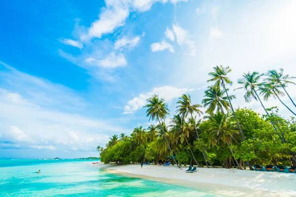 Playa tropical y mar en la isla de las Maldivas — Foto de Stock