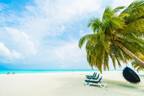 地处热带的海滩和大海在马尔代夫岛 — 图库照片