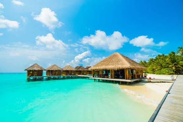 Playa tropical y mar en la isla de las Maldivas —  Fotos de Stock