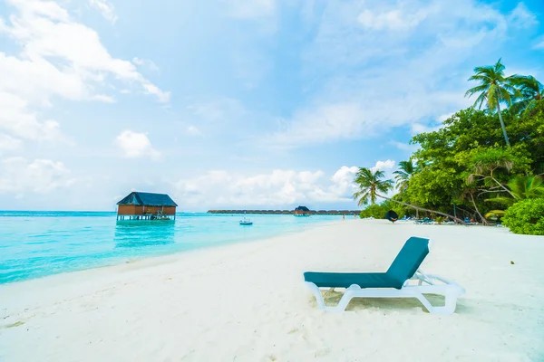 Playa tropical y mar en la isla de las Maldivas — Foto de Stock