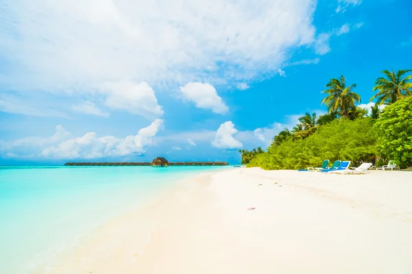 Praia tropical e mar na ilha das Maldivas — Fotografia de Stock