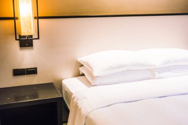 Yatakta güzel lüks beyaz yastıklar