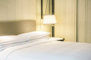 Yatakta güzel lüks beyaz yastıklar