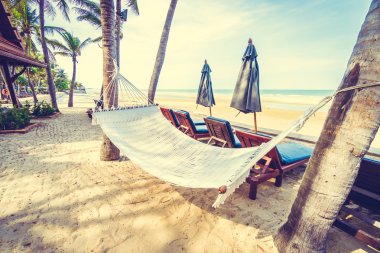 Tropik sahilde boş hamak
