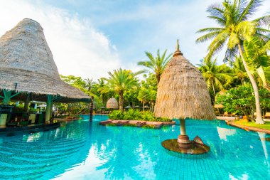 Şemsiyeleri ve sandalyeler Yüzme Havuzu etrafında