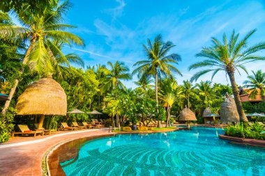 Şemsiyeleri ve sandalyeler Yüzme Havuzu etrafında