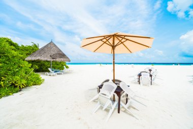 tropikal plaj ve deniz otel resort çevresinde