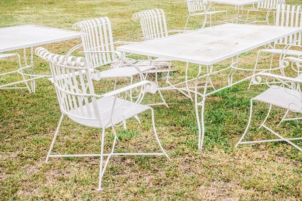 Silla y mesa vacías —  Fotos de Stock