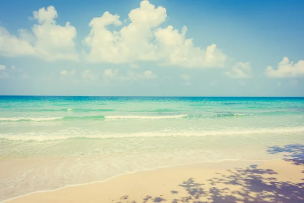 Hermosa playa tropical y el mar — Foto de Stock