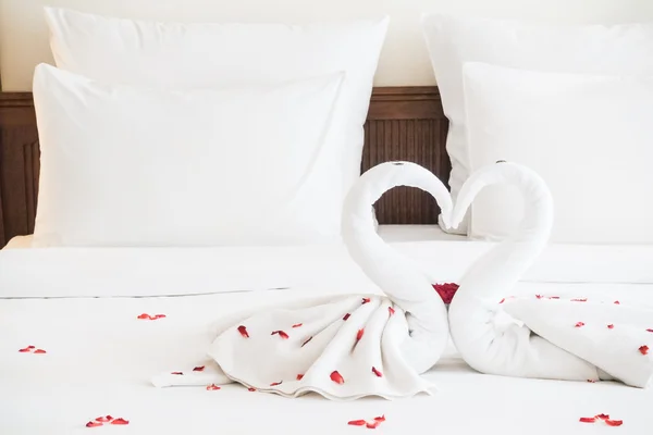 Asciugamano cigno decorazione sul letto — Foto Stock