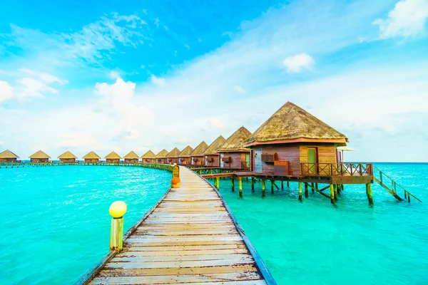Красивый Мальдивский остров с пляжем и морем — стоковое фото