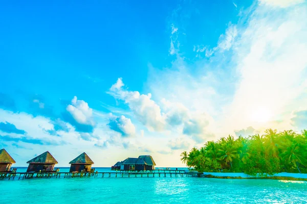 Hermosa isla de Maldivas con playa y mar —  Fotos de Stock
