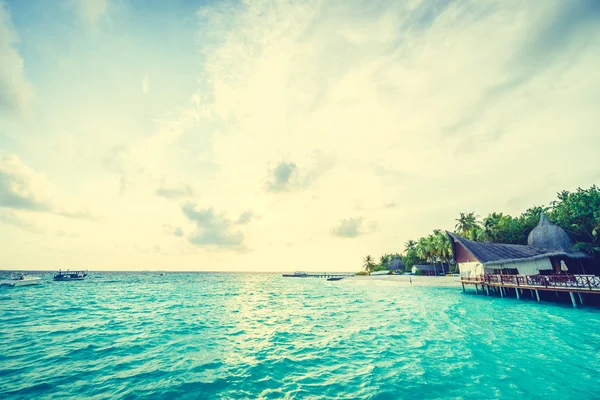 Piękna wyspa Malediwy z plaży i morza — Zdjęcie stockowe