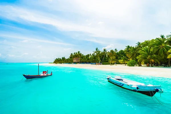 Praia tropical e mar na ilha das Maldivas — Fotografia de Stock
