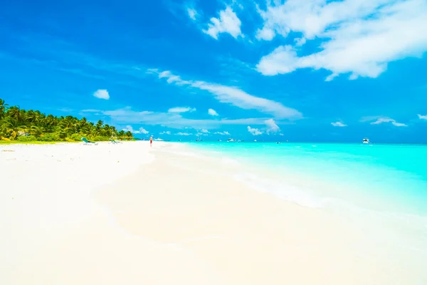 Playa tropical y mar en la isla de las Maldivas —  Fotos de Stock