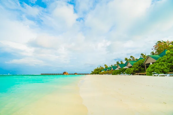 Schöner tropischer Strand und Meer — Stockfoto