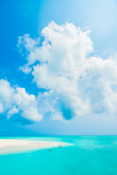 Hermosa playa tropical y el mar — Foto de Stock