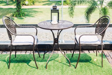 Boş masa ve sandalye