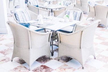 boş masa ve sandalyeler