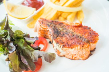 Somon steak beyaz plaka üzerinde