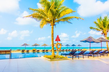 Güzel lüks şemsiyeleri ve sandalyeler