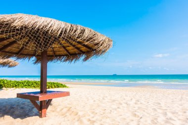 Güzel tropikal plaj şemsiye