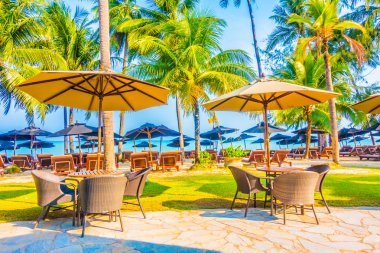 Şemsiye ve tropikal plaj sandalye