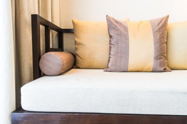 Kanepe üzerinde güzel yastık