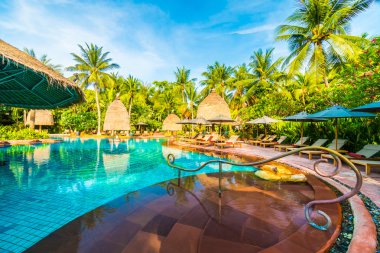 Şemsiyeleri ve sandalyeler Yüzme Havuzu etrafında