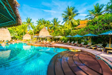 Şemsiyeleri ve sandalyeler Yüzme Havuzu etrafında