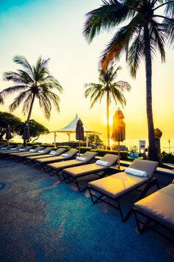 gün doğumu saatinde lüks şemsiye ve sandalyeler