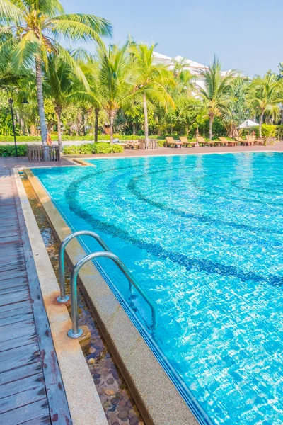 Bela piscina de luxo — Fotografia de Stock