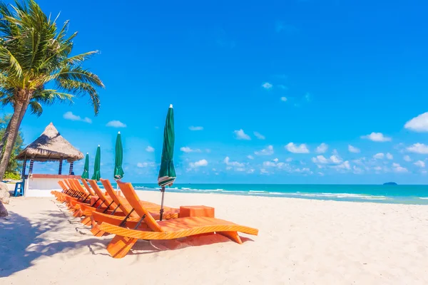 Parasol en stoel op strand — Stockfoto