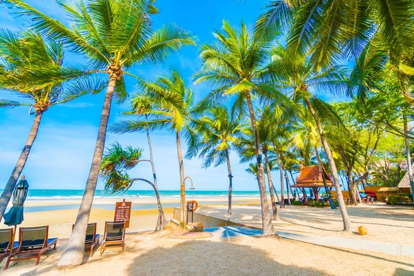 Ombrellone e sedia sulla spiaggia tropicale — Foto Stock