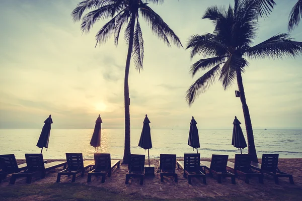 美丽的椰子棕榈树上的海滩和大海 — 图库照片