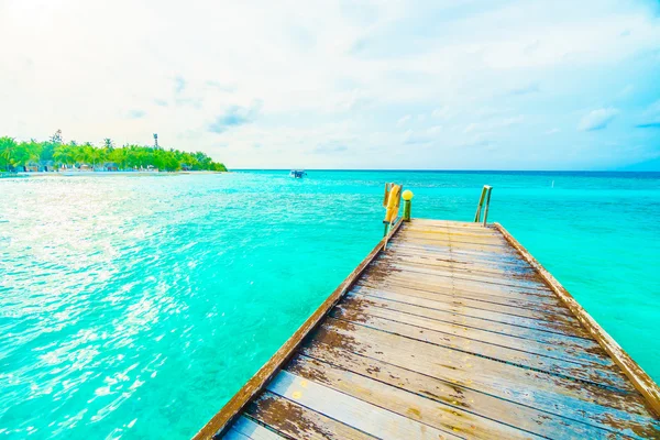 Prachtig eiland op de Malediven met strand en zee — Stockfoto