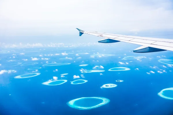 AIrplane wing with aerial view of maldives — Stock Photo, Image