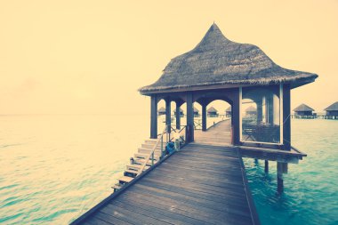 Maldivler Adası üzerinde güzel tropikal gün batımı