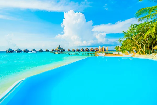 Bella piscina all'aperto di lusso — Foto Stock