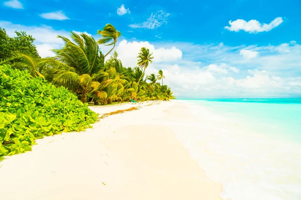 Tropisch strand en zee in Maldiven island — Stockfoto