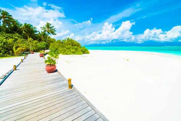 Playa tropical y mar en la isla de las Maldivas — Foto de Stock