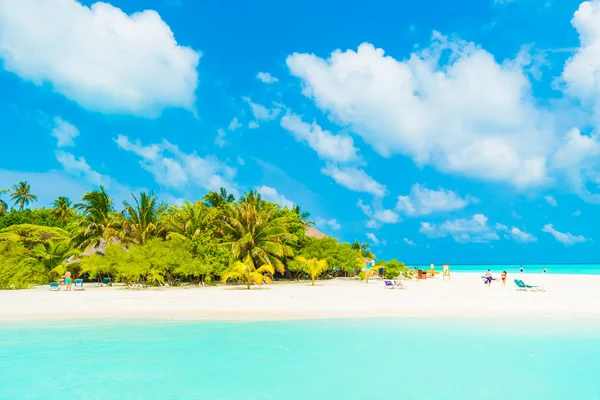 Beautiful tropical beach and sea — Stock Photo, Image