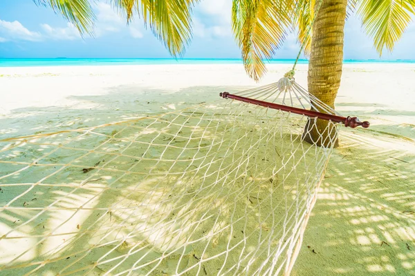 空吊床上美丽的热带海滩 — 图库照片