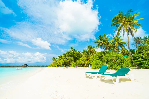 Hermosa playa tropical y el mar — Foto de Stock