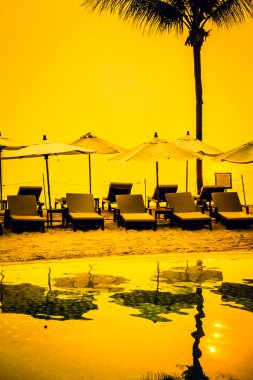 Otel havuzunda yüzme havuzu